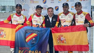 Manuel Aviñó, presidente de la RFEDA, con los ganadores de los dos primeros oros de España en los FIA Motorsport Games 2024.