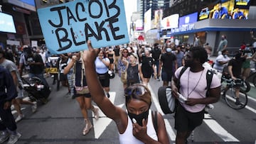 Nueva York (Estados Unidos), 24/08/2020.- La gente marcha por Times Square durante una protesta en respuesta al tiroteo del 23 de agosto por parte de agentes de polic&iacute;a en Kenosha, Wisconsin.