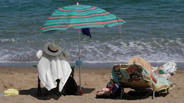 Mascarilla en la playa: cu¨¢ndo es obligatoria y en qu¨¦ momentos te la puedes quitar