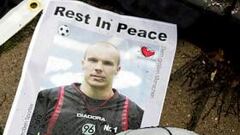 Los aficionados muestran sus condolencias tras conocer la muerte de Robert Enke.