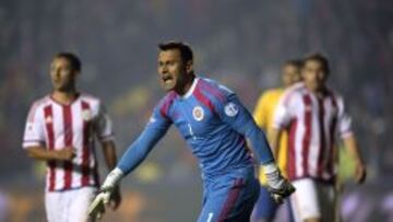 Justo Villar, portero de Colo Colo, celebr&oacute; el paso de Paraguay a semifinales.