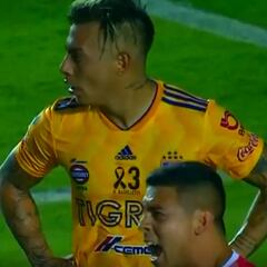 ¡Arquero mexicano evitó un gol de Edu Vargas con la cara!