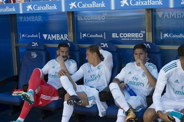 Kiko Casilla, Marcos Llorente y Tejero sentados en el banquillo.