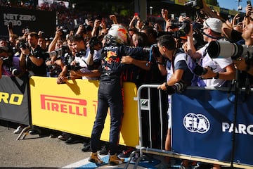 El ganador de la carrera Max Verstappen de los Países Bajos celebrando su victoria.