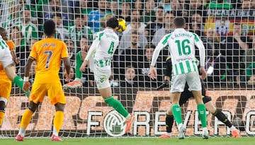 1-1. Crner que lanza Isco y Johnny Cardoso, libre de marca en un desajuste defensivo en el corazn del rea, remata de cabeza para superar a Thibaut Courtois e igualar la contienda.