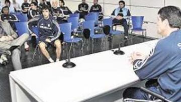 <b>COMO EN EL COLEGIO. </b>Martín habló con la plantilla en la misma sala donde se presentó como presidente (la foto corresponde a ese día).