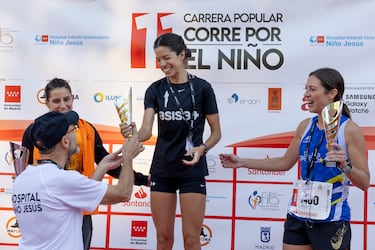 Las 3 mujeres más rápidas en la carrera de 10 kilómetros fueron Paula Mayero Mariscal de Gante, en el centro como ganadora, seguida por Lucía Sánchez García e Isabel Melgarejo Ortuño.