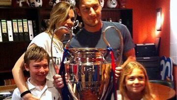Totti visitó el Camp Nou y el museo del Barça con su familia