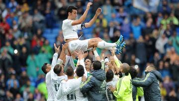 MADRID, SPAIN - MAY 08: Alvaro Arbeloa of Real Madrid is thrown in the air by his teammates after playing his last match for Real during the La Liga match between Real Madrid CF and Valencia CF at Estadio Santiago Bernabeu on May 8, 2016 in Madrid, Spain. (Photo by Denis Doyle/Getty Images)