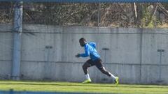 SIGUE SU CARRERA. Wakaso Mubarak, ayer, corriendo en solitario en el campo de entrenamiento.