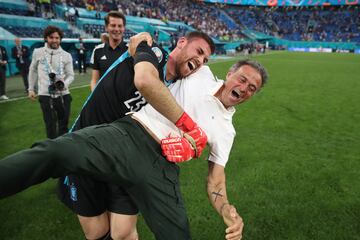 Luis Enrique celebra con Unai Simón el pase a semifinales de la Euro 2020 tras vencer por penaltis a Suiza.