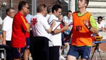 <b>MUCHO CALOR. </b>Los árbitros de Primera, ayer en Santander.