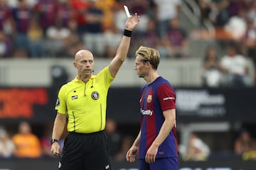 El árbitro le sacó tarjeta amarilla a Frenkie de Jong.