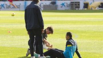 Adriano Correia es atendido por los servicios m&eacute;dicos del club el d&iacute;a que sufri&oacute; el golpe en su tobillo derecho.