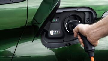 Un usuario carga su auto eléctrico
