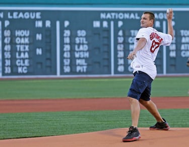 El tight end de los Patriots hizo su aparici車n el 19 de julio de 2016 cuando se coloc車 la casaca de los Red Sox.