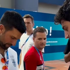 Novak Djokovic se une al intercambio de pines entre atletas de Paris 2024