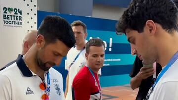 Novak Djokovic se une al intercambio de pines entre atletas de Paris 2024