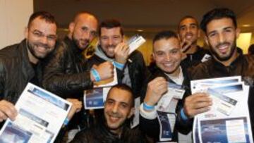 Gran ambiente. Aficionados parisinos, ayer, recogiendo su entrada nominativa y su pulsera en la madrileña Torre Europa.
