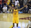 Un heroico LeBron hace que los Cavs vuelvan a avistar las Finales