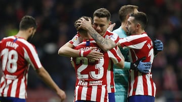 Los jugadores del Atl&eacute;tico se abrazan a la conclusi&oacute;n del Atl&eacute;tico-Levante. 