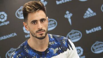 El defensa del Celta David Costas posa para AS en la sala de prensa de A Madroa. 