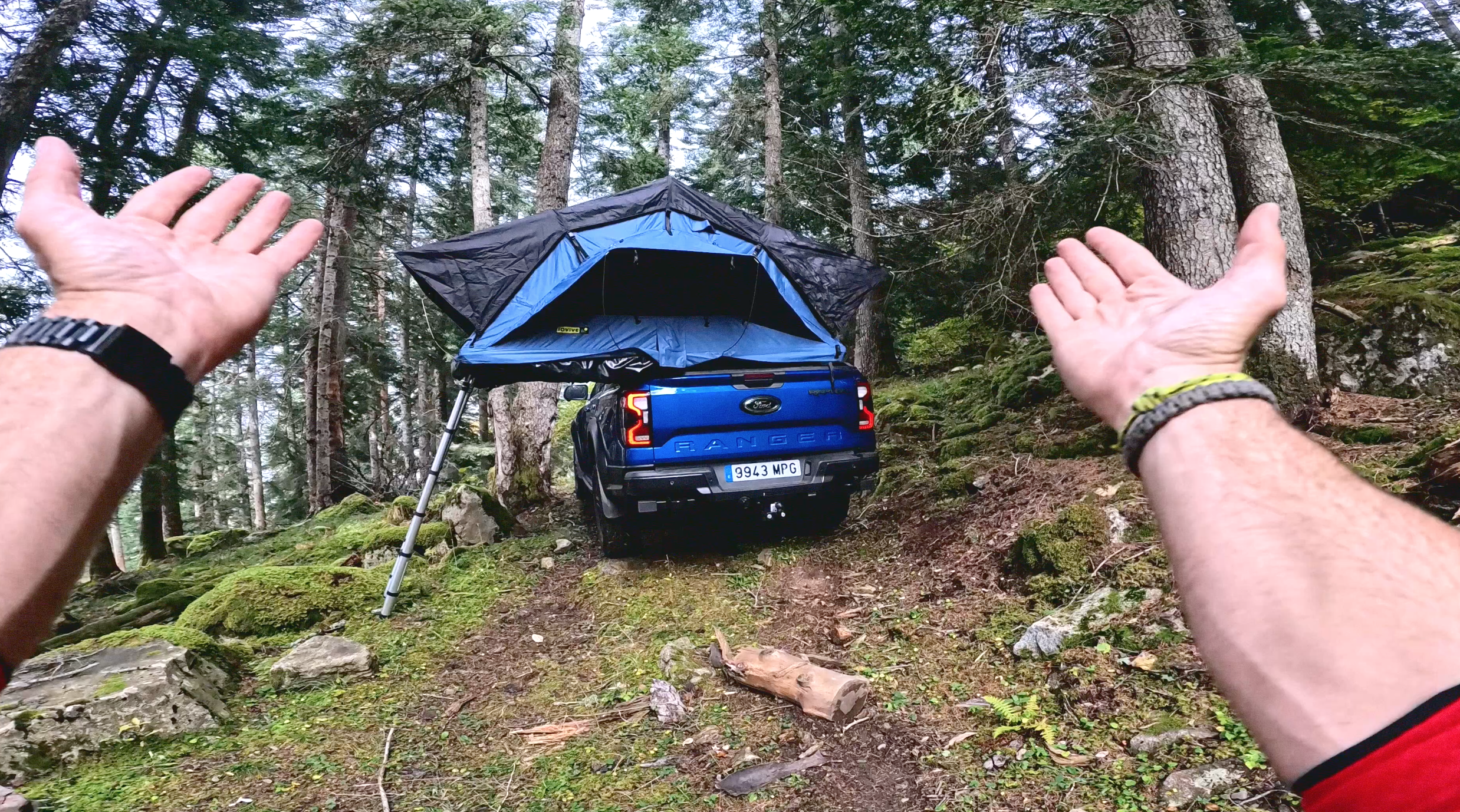 Aymar Navarro enseñando su tienda de campaña en la Ford Raptor.
