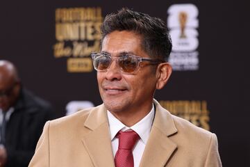 AME6111. WASHINGTON (ESTADOS UNIDOS), 05/12/2025.- El exarquero mexicano Jorge Campos posa en la alfombra roja previo al sorteo del Mundial de Fútbol 2026, este viernes en el Kennedy Center de Washington (Estados Unidos). EFE/ Octavio Guzmán
