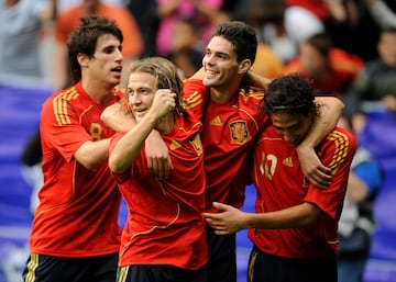 El 20 de agosto de 2008 debutó  con 'La Roja' en un encuentro amistoso contra Dinamarca. 