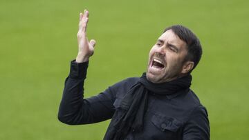 El entrenador argentino Eduardo Coudet se lamenta durante el partido entre el Celta y el Alav&eacute;s. 