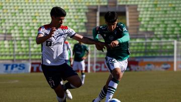 Futbol, Santiago Wanderers vs Deportes Recoleta.
Vigesimo novena fecha, Campeonato Ascenso 2022.
El jugador de Santiago Wanderers, John Valladares, derecha, disputa el balon con Claudio Servetti de Deportes Recoleta durante el partido del campeonato de ascenso 2022 realizado en el Estadio Elias Figueroa de Valparaiso, Chile.