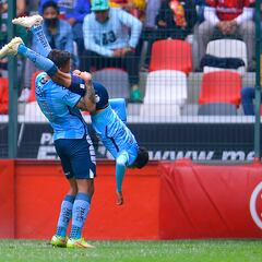 El festejo de luchador que valió una tarjeta amarilla