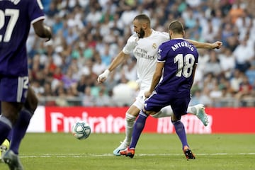 El jugador del Real Madrid, Benzema, marca el 1-0 al Real Valladolid.