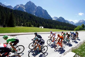 Pelotón durante la etapa decimonovena del Giro de Italia 