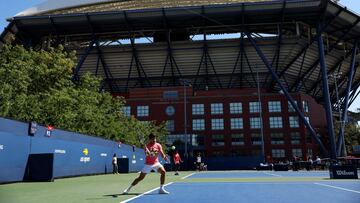 NEW YORK, NEW YORK - AUGUST 27: Carlos Alcaraz of Spain plays a forehand during a practice session ahead of the US Open at USTA Billie Jean King National Tennis Center on August 27, 2023 in New York City.   Clive Brunskill/Getty Images/AFP (Photo by CLIVE BRUNSKILL / GETTY IMAGES NORTH AMERICA / Getty Images via AFP)