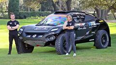 Oliver Bennett y Christine Giampaoli junto al Extreme E de Hispano Suiza.