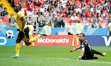 Romelu Lukaku anotó su segundo gol poco antes del descanso. Tras recibir un pase entre líneas de Meunier y la picó por encima del portero.