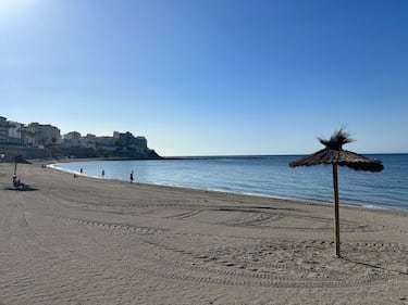 Ubicada en la bahía sur de Ceuta, esta bañada por el mar Mediterráneo, por ello sus aguas son templadas y tranquilas. De arena fina, sus dimensiones oscilan en 270 m de largo por 40 m de ancho. Es una playa urbana, suele estar muy concurrida y cuenta con varios chiringuitos, servicios de alquiler acuático e iluminación nocturna.

Esta playa está distinguida con Bandera Azul, garantía de seguimiento de todas las normas de calidad y seguridad.