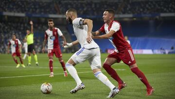 Aspas persigue a Benzema en el partido del Bernab&eacute;u.