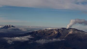 FILE PHOTO: An aerial view of Nevado Del Ruiz (R) and Nevado del Tolima volcanoes (L) located on the border of Caldas and Tolima April 10, 2013.    REUTERS/John Vizcaino/File Photo