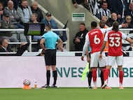 El árbitro revisa una jugada durante el Newcastle United - Arsenal del pasado 28 de septiembre de 2025.
