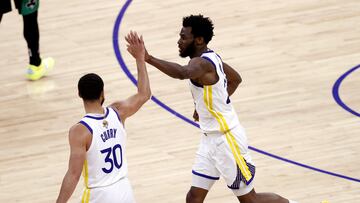 San Francisco (United States), 14/06/2022.- Golden State Warriors forward Andrew Wiggins (R) high-fives teammate Golden State Warriors guard Stephen Curry (L) during the second half of the National Basketball Association (NBA) Finals playoff game five between the Golden State Warriors and the Boston Celtics at the Chase Center in San Francisco, California, USA, 13 June 2022. (Baloncesto, Estados Unidos) EFE/EPA/JOHN G. MABANGLO SHUTTERSTOCK OUT
