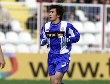 Fue internacional con la selección de fútbol de Japón y en la temporada 2000/01 defendió la camiseta perica.