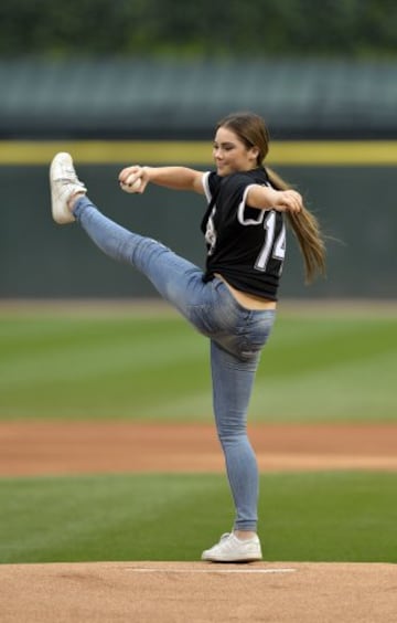 McKayla Maroney, invitada a realizar el saque de honor del partido de béisbol entre Chicago White Sox y Minnesota Twins.