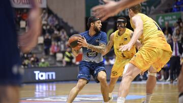El Monbus Obradoiro gana y se aleja algo más del descenso