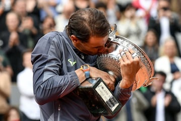 Rafa Nadal besa la Copa de los Mosqueteros en el Roland Garros de 2019.
 