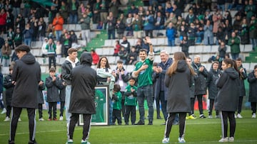 Álex López se retiró y recibió el homenaje del Racing de Ferrol.
