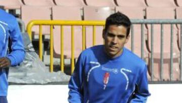 El centrocampista malague&ntilde;o Jos&eacute; Luis Garc&iacute;a del Pozo &quot;Recio&quot;, primera incorporaci&oacute;n invernal del Granada CF cedido por el M&aacute;laga hasta final de temporada, ha completado hoy, jueves 10 de enero de 2013, en el estadio de Los C&aacute;rmenes, su primer entrenamiento con el equipo rojiblanco tras pasar el pertinente reconocimiento m&eacute;dico con su nuevo club. 