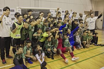 El jugador brasileño participó de una extensa sesión de fotos para la marca Gaga Milano en Japón. Posó como un modelo, tocó música y jugó al fútbol con los niños.