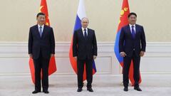 From L: China's President Xi Jinping, Russian President Vladimir Putin and Mongolia's President Ukhnaa Khurelsukh hold a trilateral meeting on the sidelines of the Shanghai Cooperation Organisation (SCO) leaders' summit in Samarkand on September 15, 2022. (Photo by Alexandr Demyanchuk / SPUTNIK / AFP) (Photo by ALEXANDR DEMYANCHUK/SPUTNIK/AFP via Getty Images)